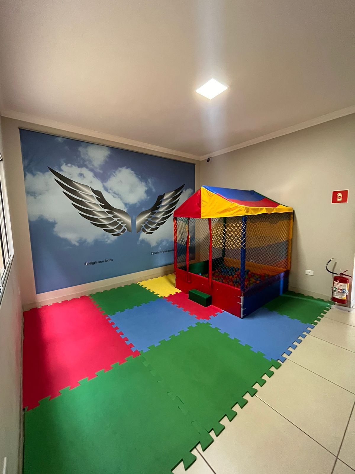 Espaço kids do Shooting Club com piscina de bolinhas e tatame