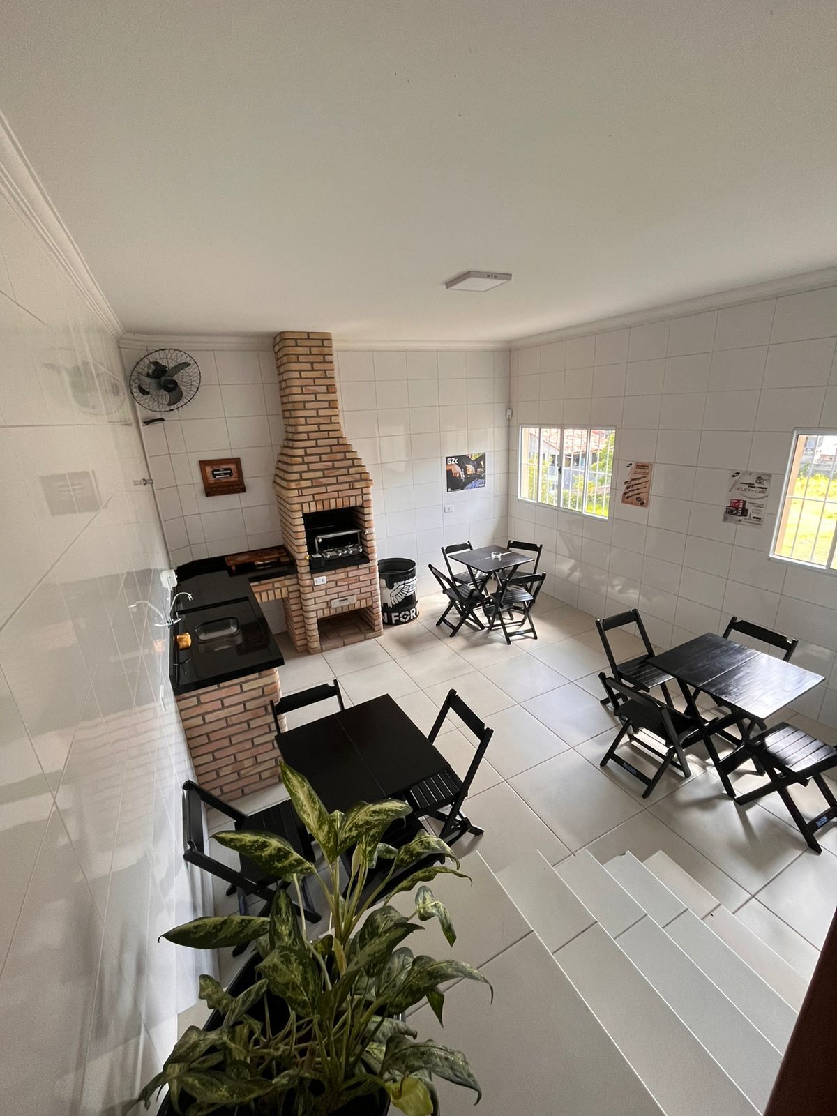 Espaço para festas do Shooting Club com churrasqueira e mesas
