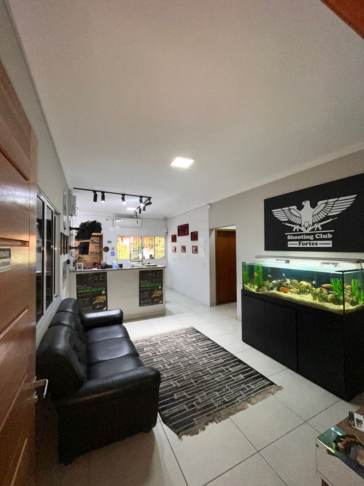 Recepção do Shooting Club Fortes com sala de espera